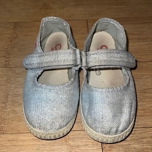Silver Cienta Mary Janes - size 8.5 girls
